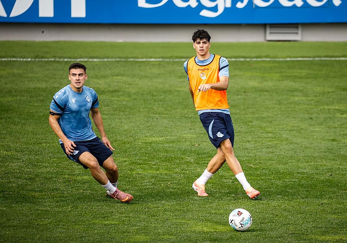 Jon Martín golpea el esférico ante Barrene en el entrenamiento de este miércoles