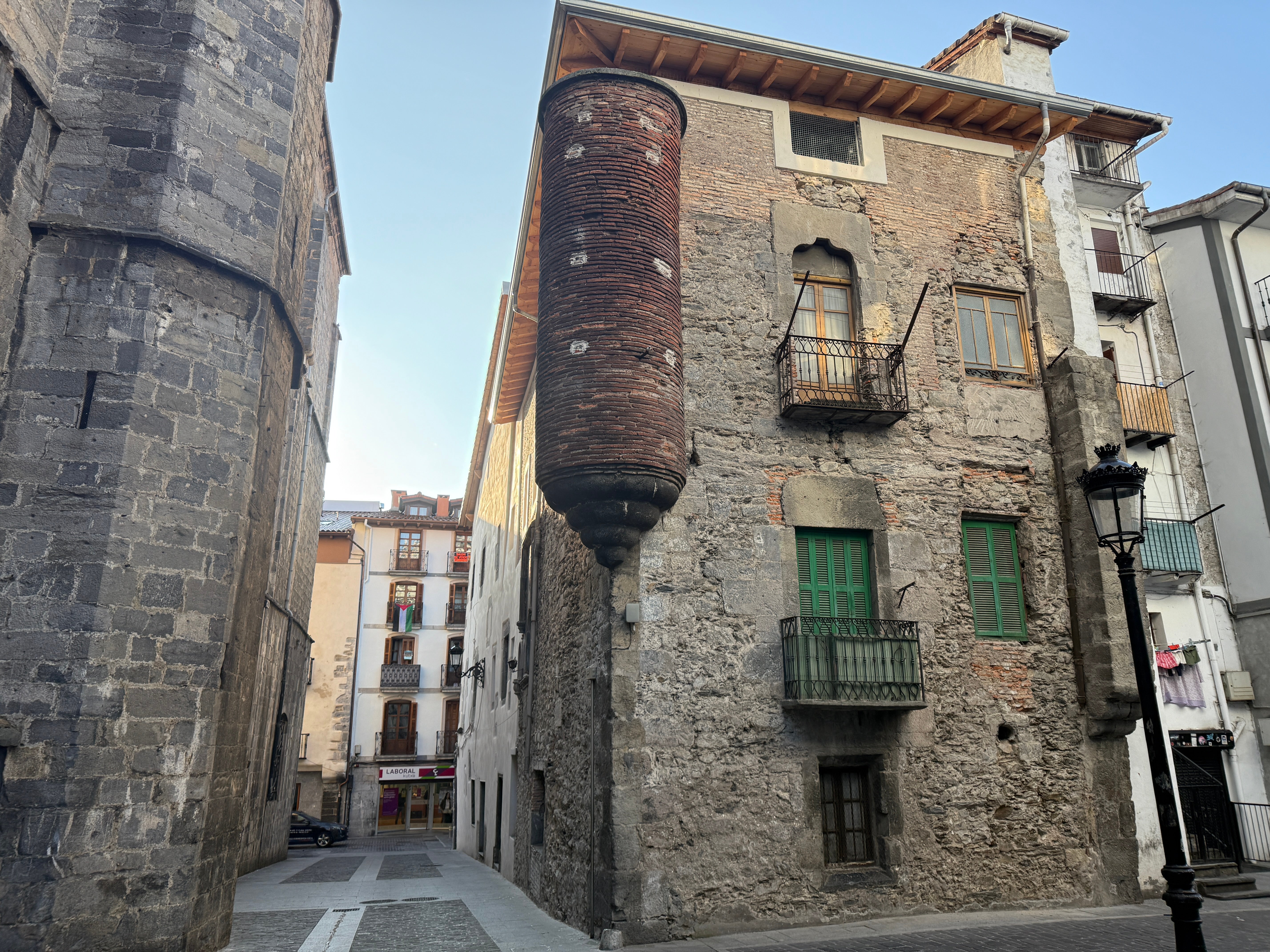 Lasao Etxea, situado junto a la parroquia.