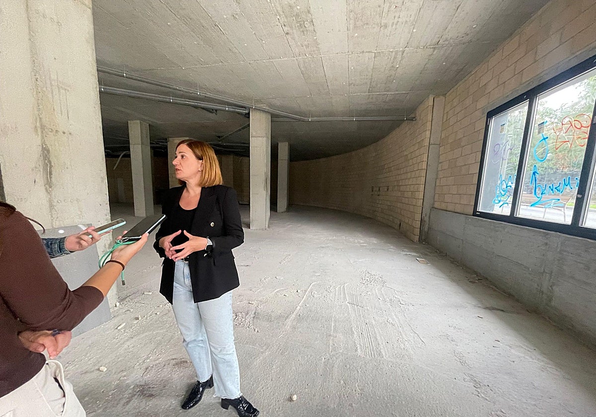 La alcaldesa, este miércoles en el local del ámbito Alarde que se cederá a Osakidetza.