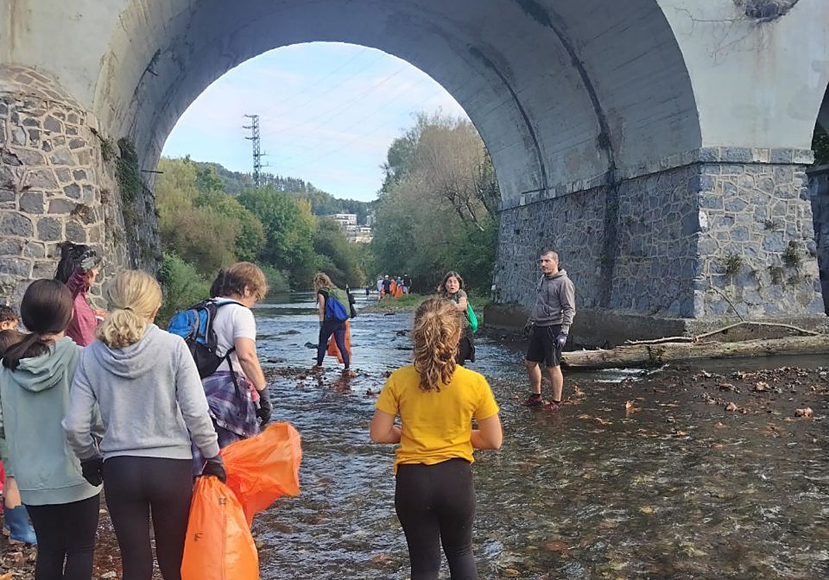 Trabajos de limpieza en el río Urumea.