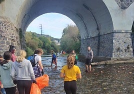 Trabajos de limpieza en el río Urumea.