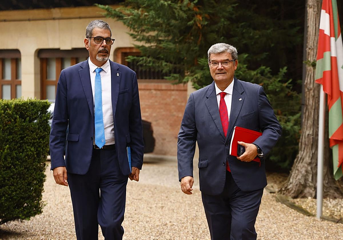 Eneko Goia y Juan Mari Aburto acuden a una reunión con el lehendakari Pradales en septiembre de 2024.