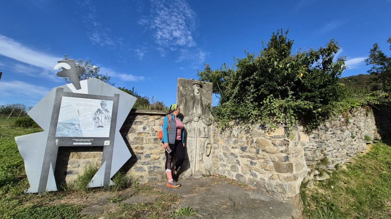 En la plaza podremos ver el centro de interpretación que recoge la historia del gigante de Altzo.