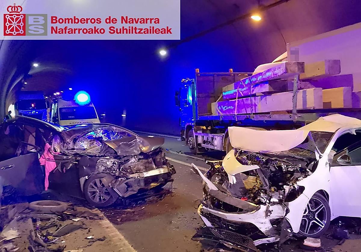 Estado de los vehículos tras la colisión en el interior del túnel en Sunbilla.