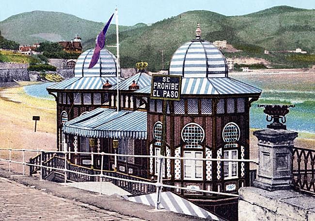 Postal coloreada de la caseta real móvil de estilo morisco