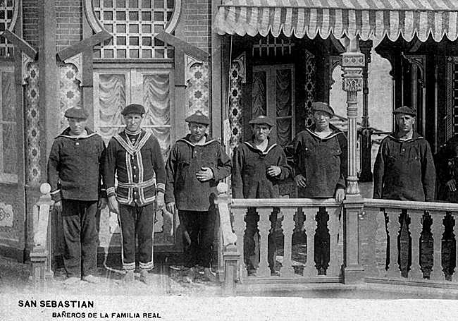 Los bañeros de la familia real posan en la caseta morisca.