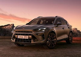 El CUPRA Formentor e-HYBRID está disponible con dos niveles de potencia de 204 y 272 CV, con una batería de 19,7 kWh con la que supera los 120 km de autonomía en modo eléctrico.