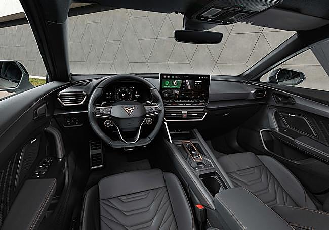 Su interior incorpora un volante deportivo y un cuadro de instrumentos digital de 10,25 pulgadas y en el centro del salpicadero sobresale la gran pantalla central táctil de 12,9 pulgadas del sistema multimedia