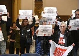Protesta de Stop Desahucios en el Ayuntamiento de Donostia