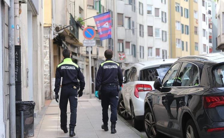 Dos agentes municipales patrullan por una calle de Eibar, en una imagen de archivo.