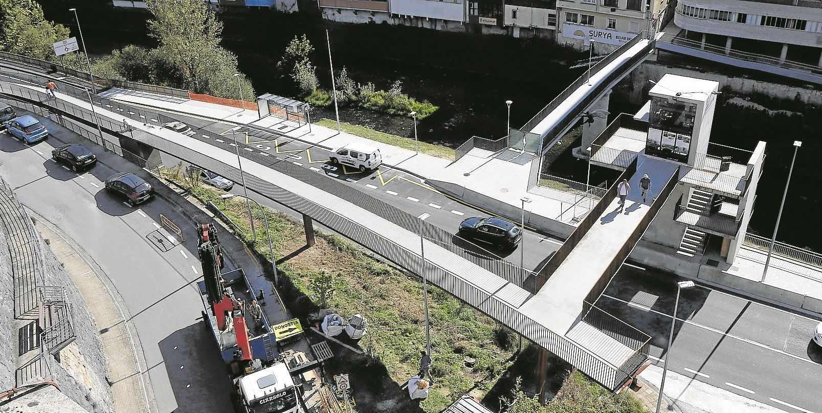 Vista general de las nuevas pasarelas y del nuevo ascensor que garantizan la accesibilidad entre el centro histórico y el barrio Urazandi.
