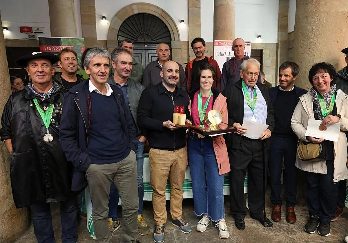 Pastores, técnicos, miembros de la cofradia Idiazabal de Ordizia y representantes municipales en el concurso de 2024.