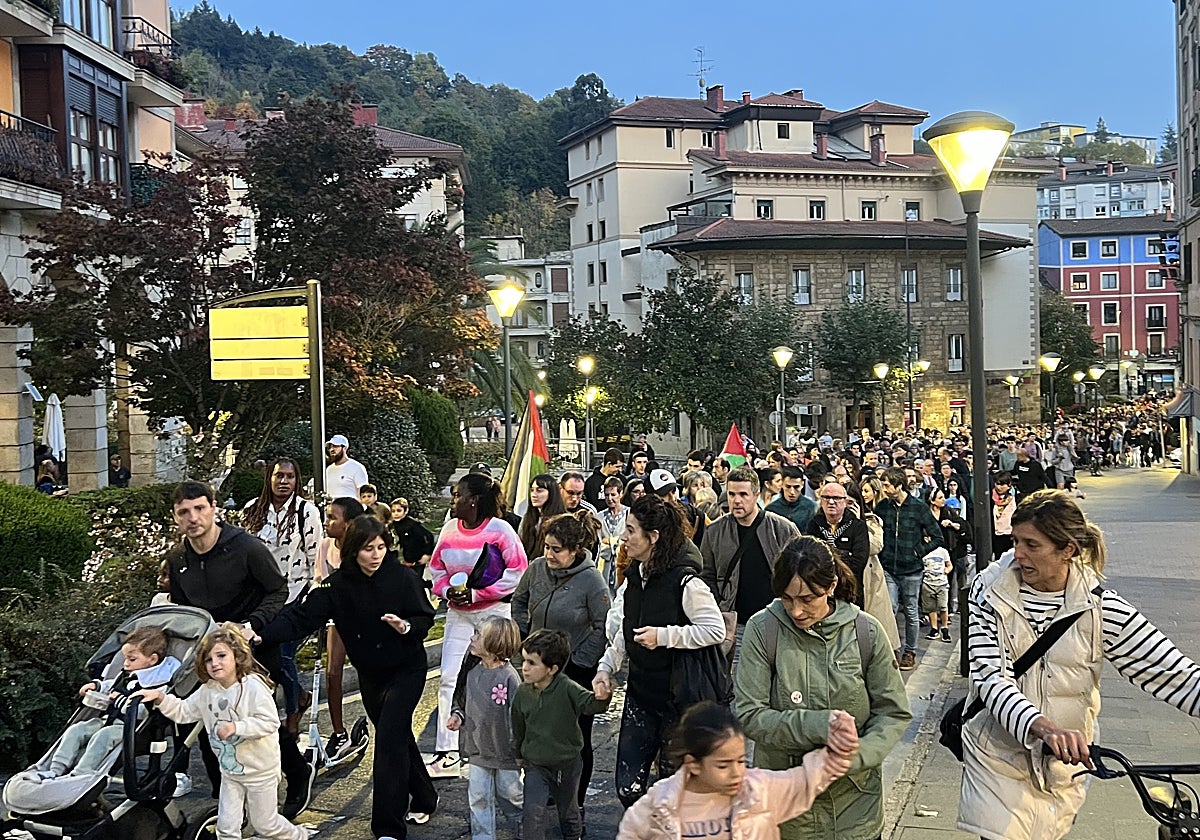Zumarraga y Urretxu han formado una enorme manifestación en apoyo al pueblo palestino