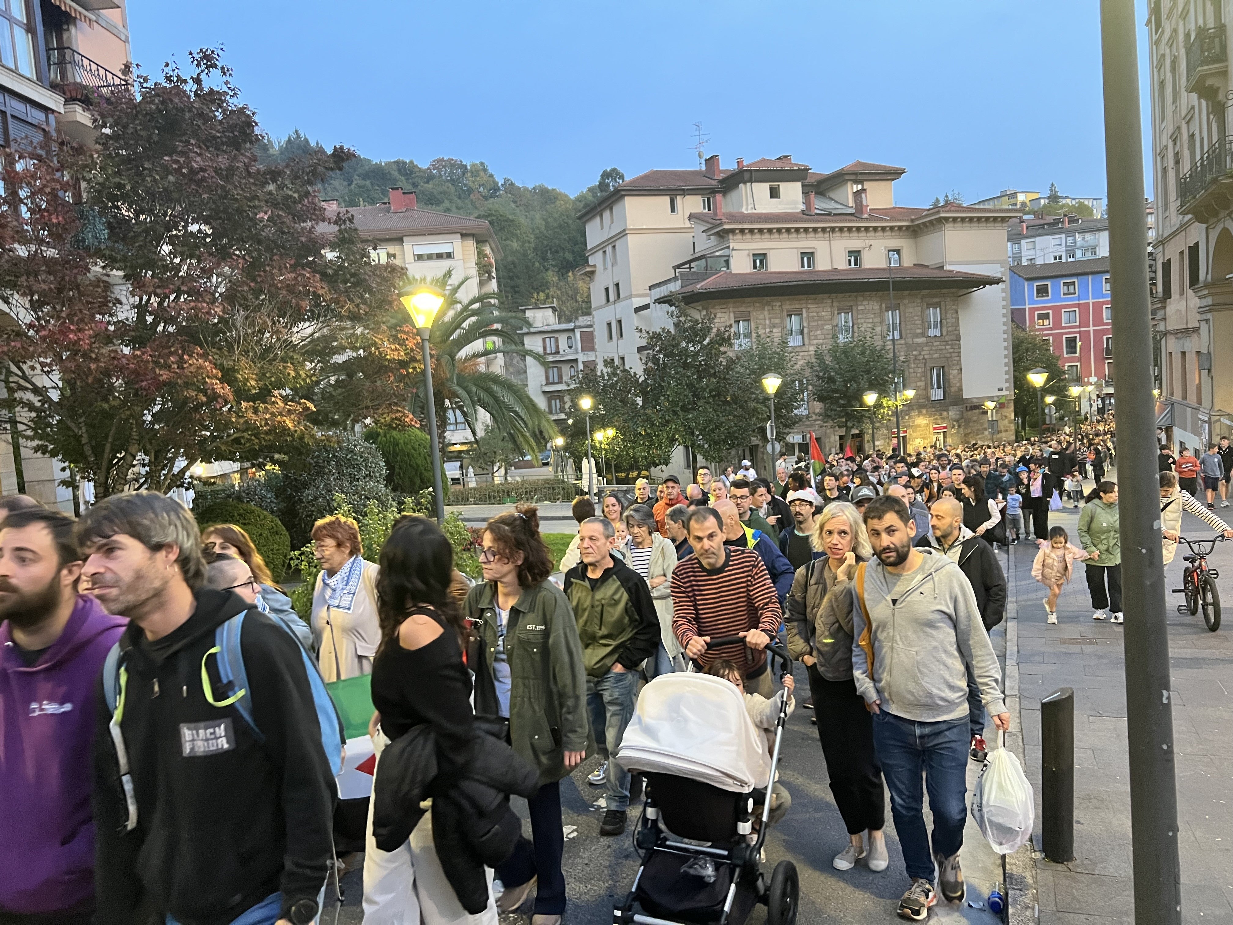 Zumarraga y Urretxu han formado una enorme manifestación en apoyo al pueblo palestino