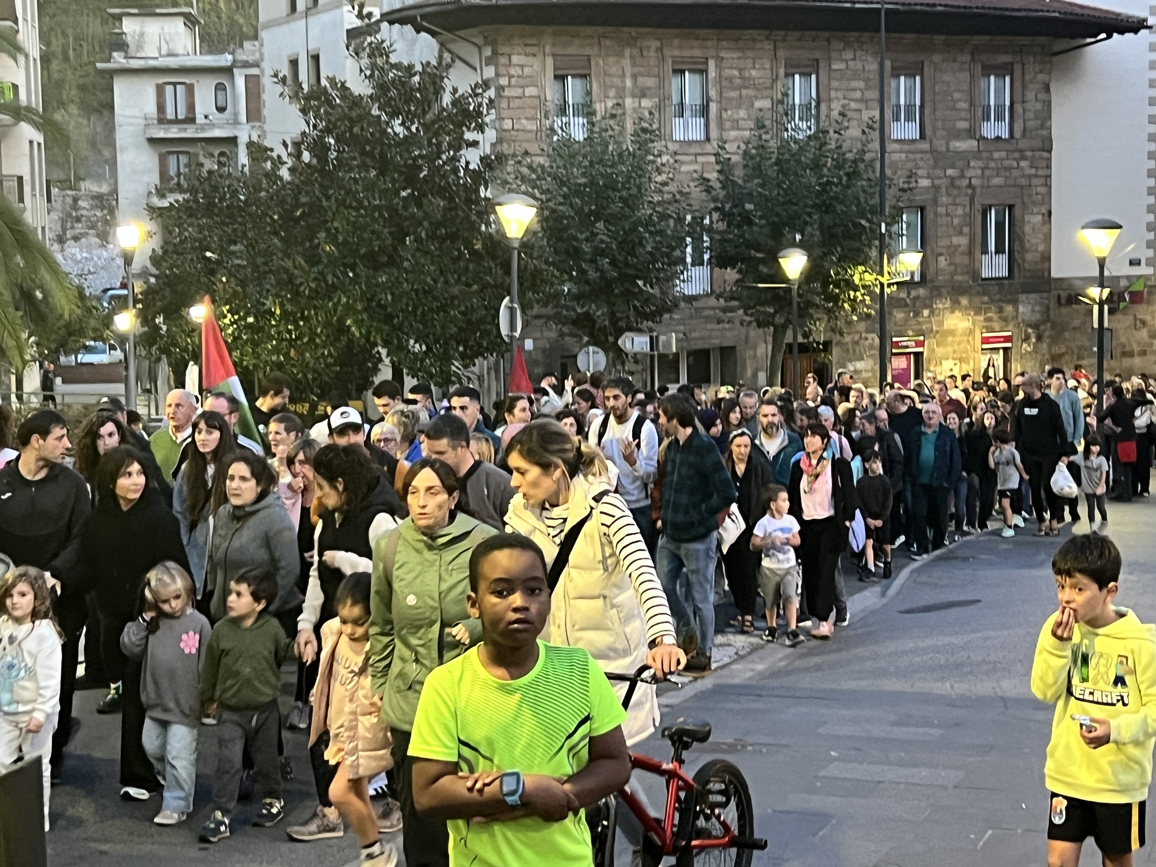 Zumarraga y Urretxu han formado una enorme manifestación en apoyo al pueblo palestino