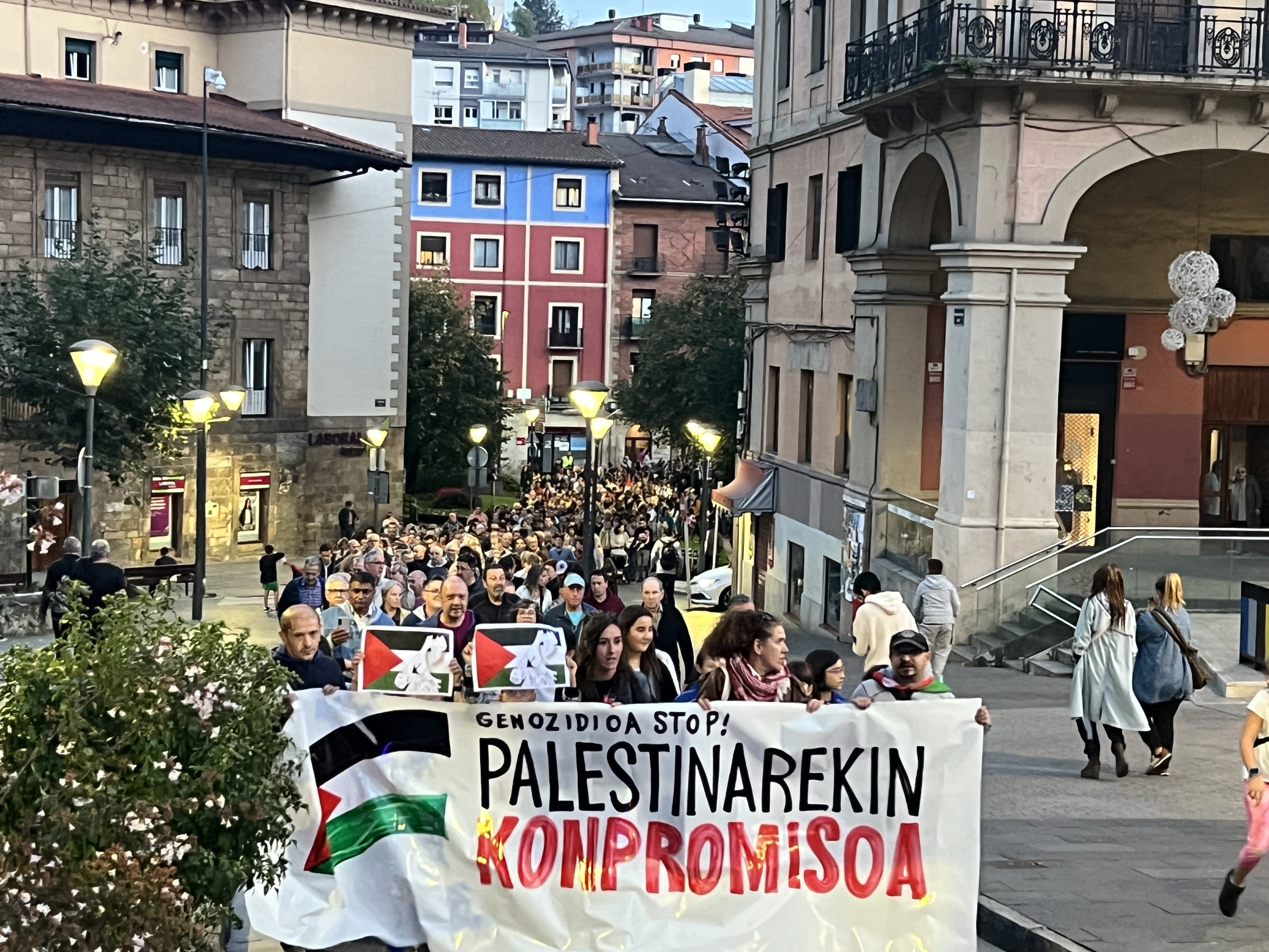 Zumarraga y Urretxu han formado una enorme manifestación en apoyo al pueblo palestino