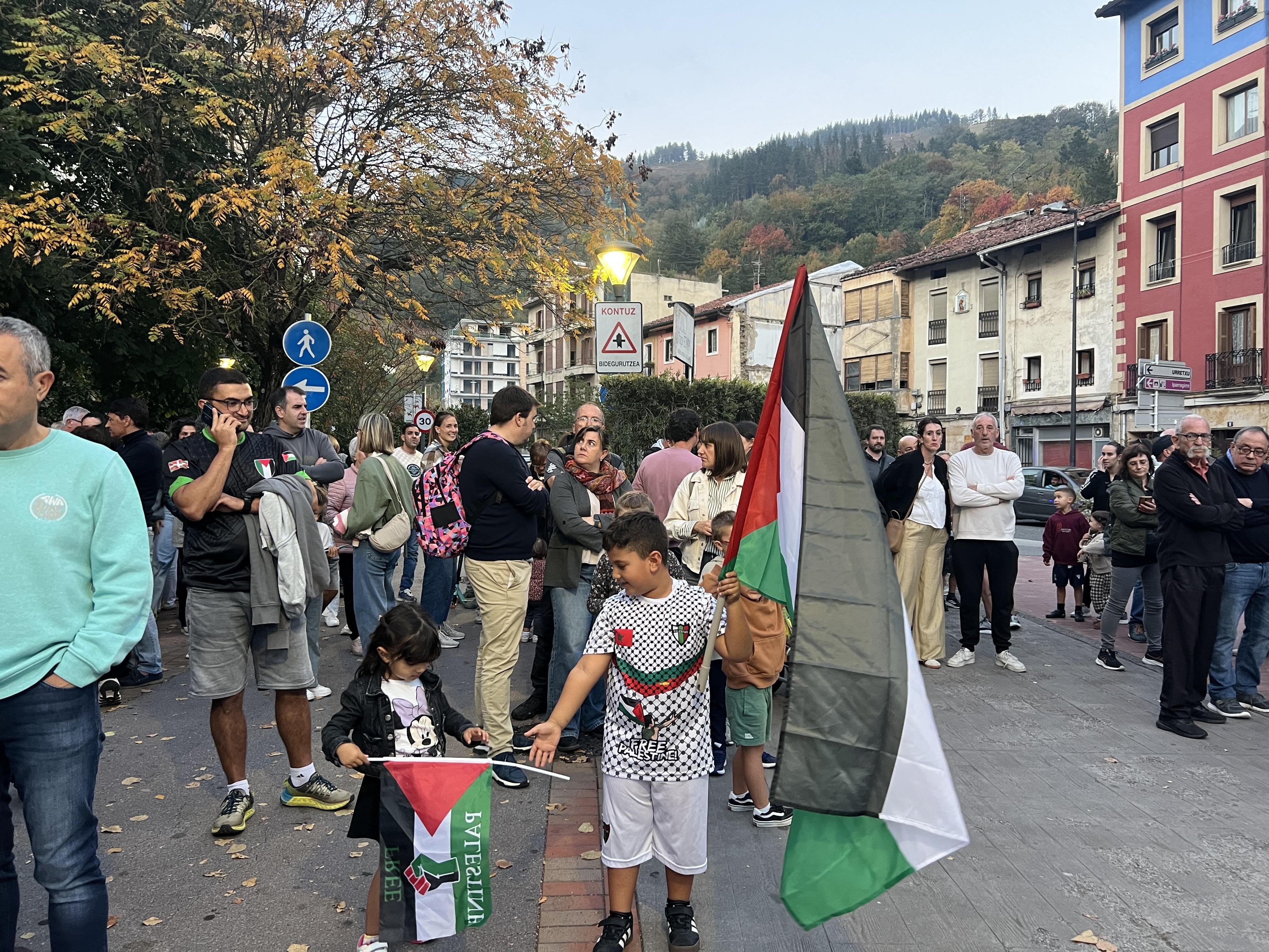 Zumarraga y Urretxu han formado una enorme manifestación en apoyo al pueblo palestino