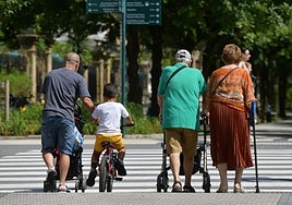 Varias personas, entre ellas dos pensionistas, caminan por las calles de San Sebastián.