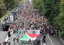Manifestación en apoyo a Palestina en el Boulevard donostiarra.