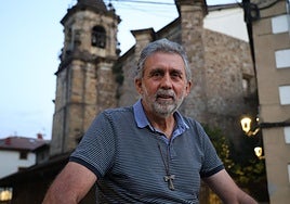 El misionero navarro Txarli Azkona posa frente a la parroquia de Ordizia.