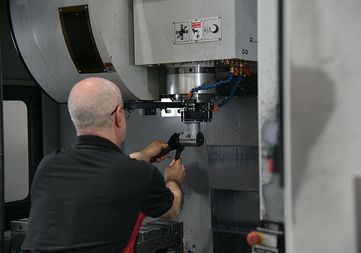 Un trabajador de una empresa del sector industrial.