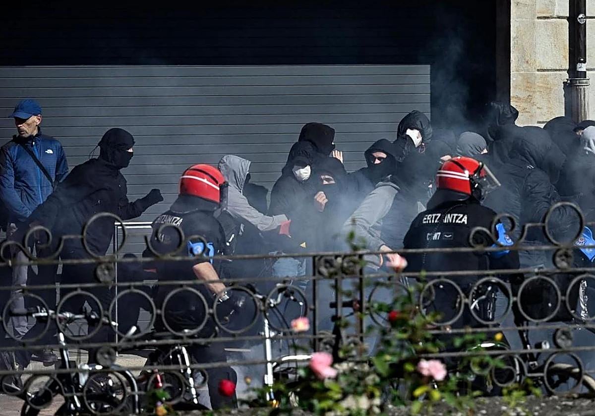 Cargas de la Ertzaintza el pasado domingo en la contramanifestación de la Falange.