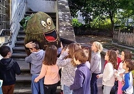 Excursiones, historias y juegos de antaño, gastronomía y cuenta-cuentos han convertido 'Ezkurtxo Eguna' en un clásico del otoño,