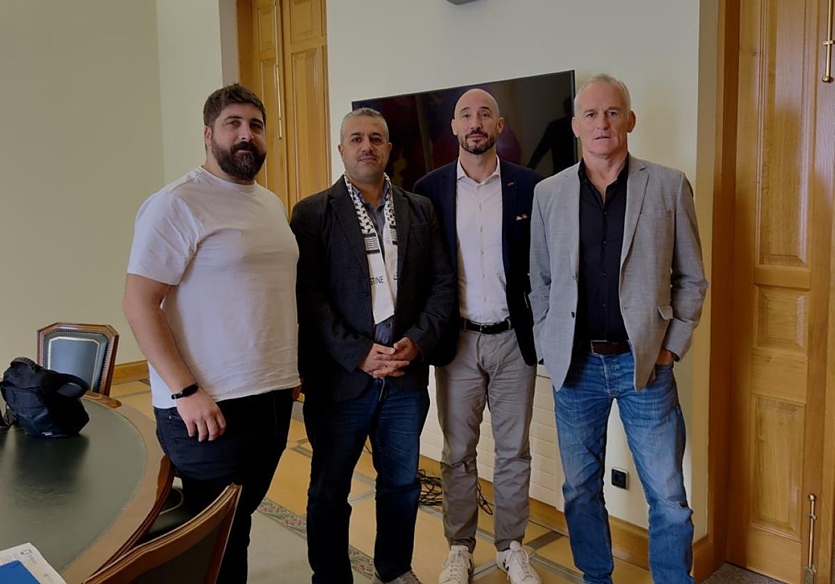 Andoni Zabala, Yousef Alhelou, Jon Iraola e Iñaki Laskurain presentan el docimental sobre Gaza.