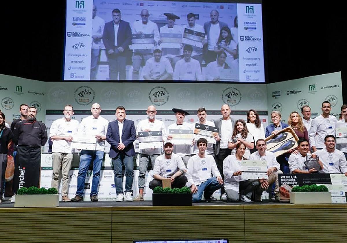 Establecimientos premiados en la vigésima edición, junto con autoridades, patrocinadores y jurado, en el auditorio.