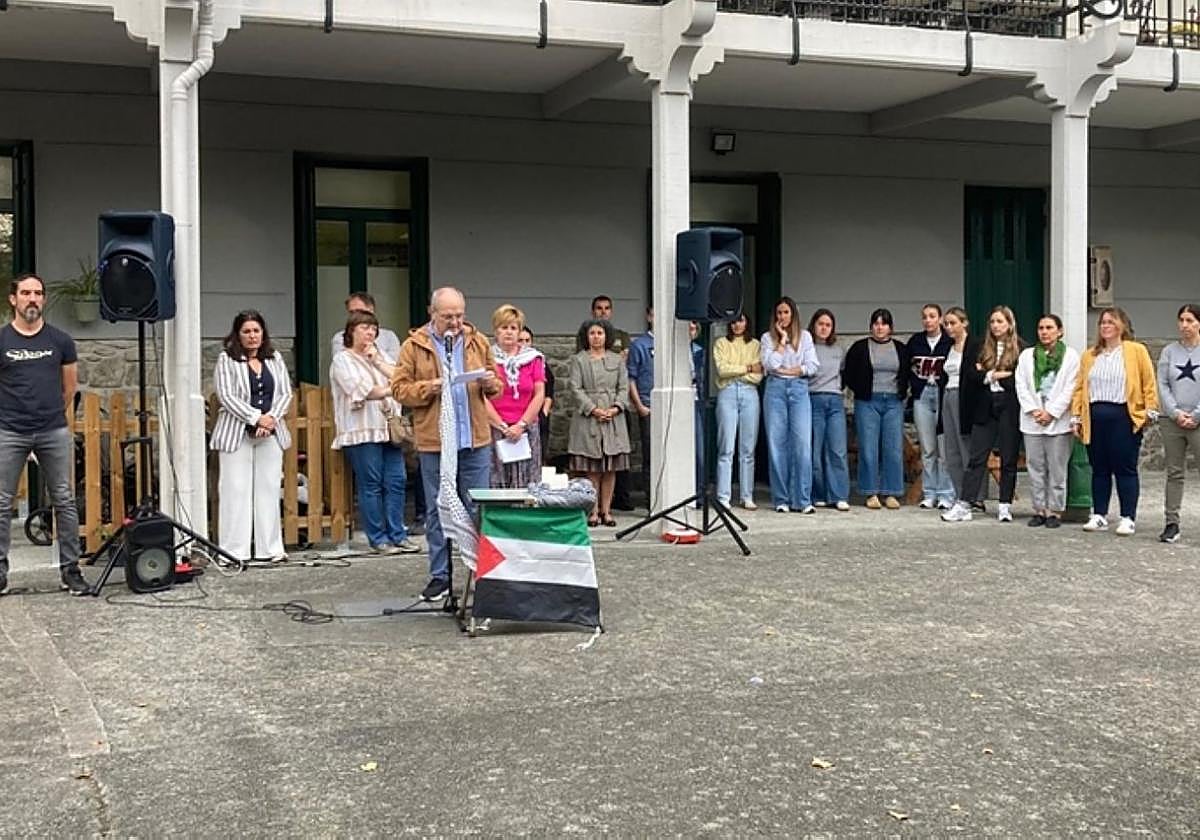 Egiluze ikastetxean ordu erdiko geldialdia egin zen Palestinaren alde.