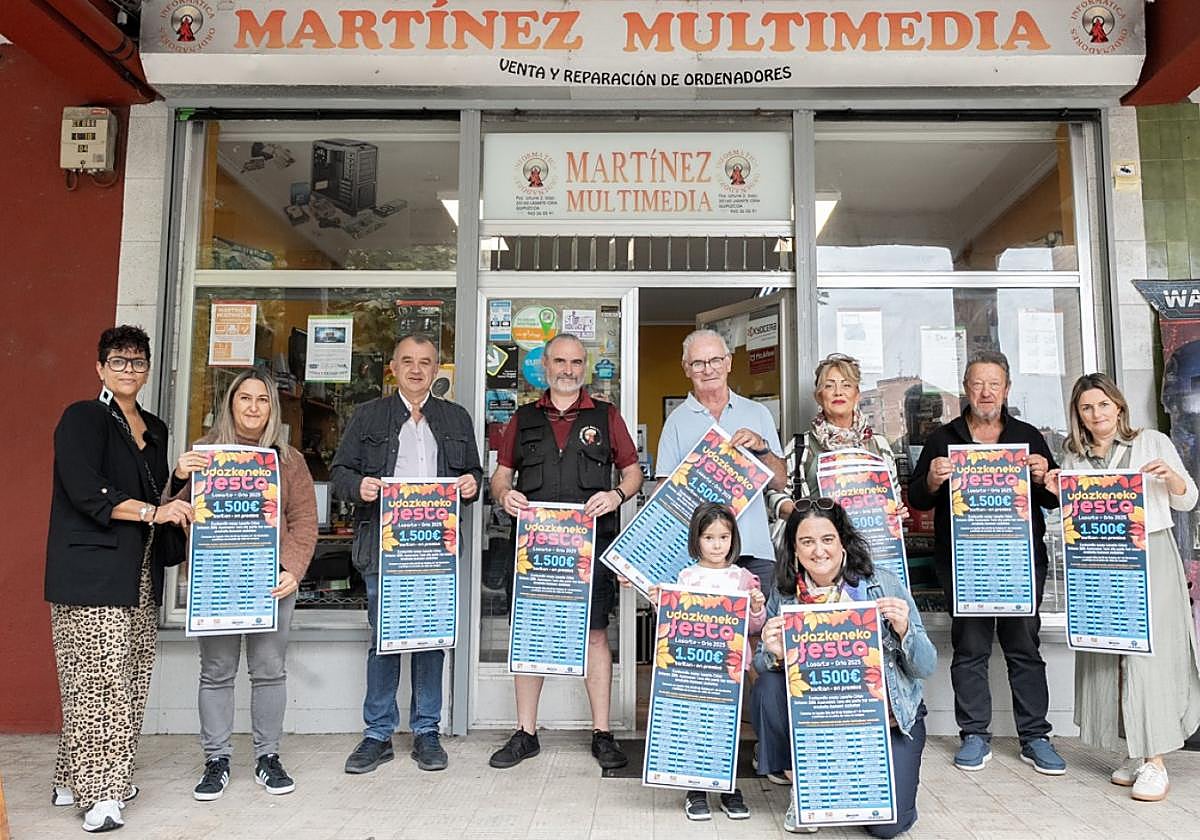 Miembros de Aterpea junto a la concejal Nuria Fernández en la presentación de la campaña.