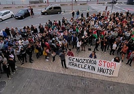 Burrunbada saioa egin zen atzo arratsaldean Saregile plazan, eta dozenaka herritarrek bat egin zuten Gernika Palestina herri mugimenduak deitutako ekintzarekin.