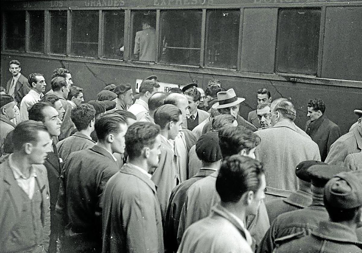Este tumulto en la estación era debido a la llegada de unos futbolistas.