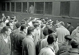 Este tumulto en la estación era debido a la llegada de unos futbolistas.