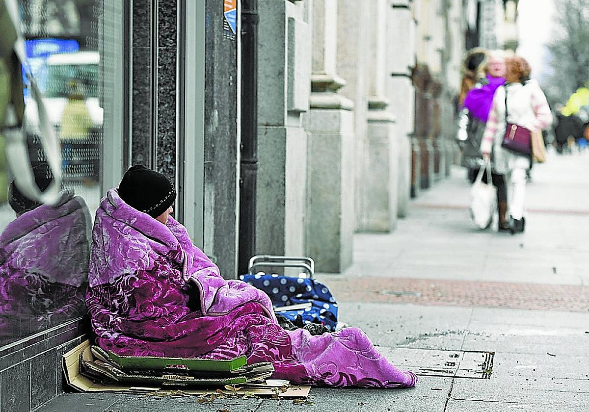 Una persona sin hogar se refugia en la calle.