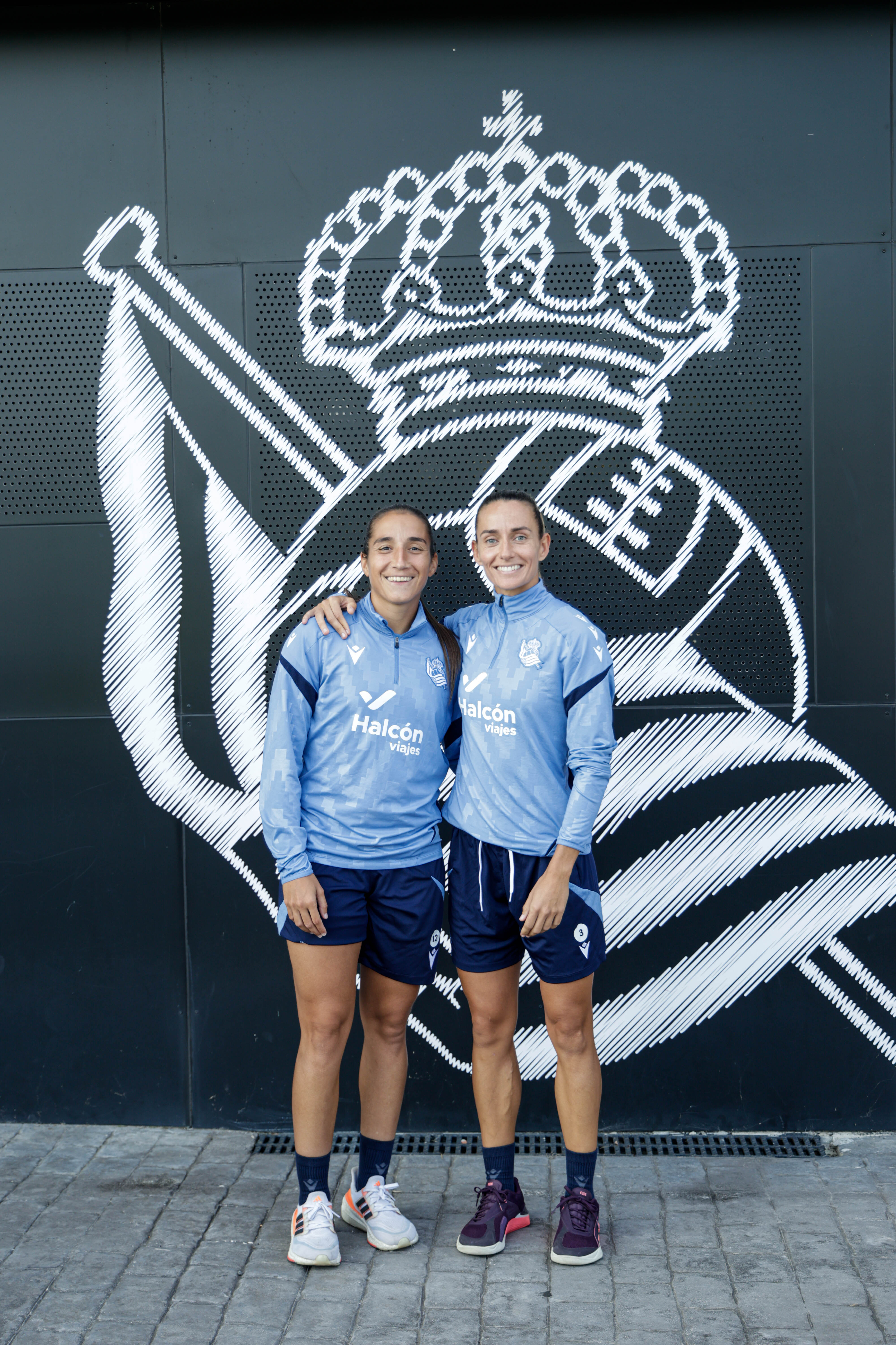 Lucía, a la izquierda, posa con Ainhoa Moraza.