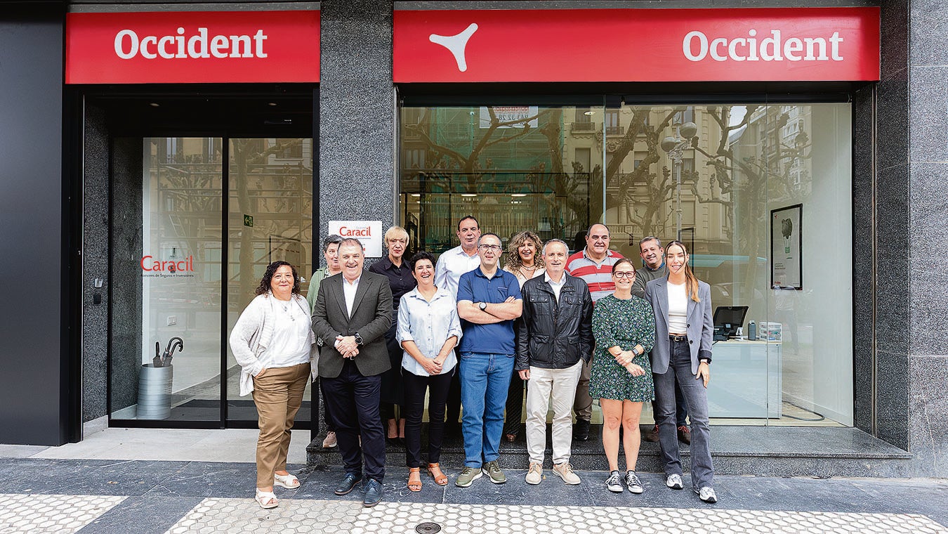 El equipo de Caracil posa en el exterior de la nueva oficina ubicada en San Sebastián.