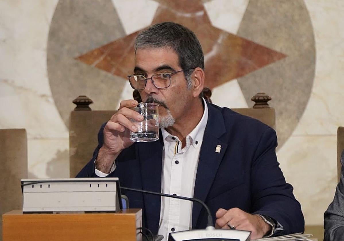 Eneko Goia bebe agua durante el pleno de este jueves.
