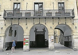 Fachada principal del consistorio debarra.