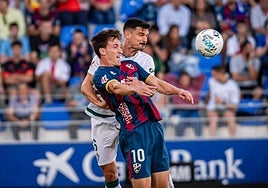 Iker Kortajarena pugna un balón con Sergio Álvarez en un partido entre el Huesca y el Eibar de la pasada temporada.