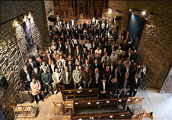 Representantes institucionales que llenaron ayer la iglesia de San Salvador de Olazabal para celebrar el Pleno extraordinario de las Juntas Generales de Gipuzkoa.