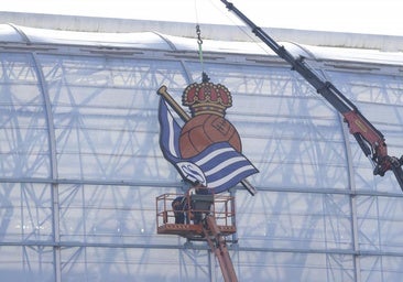 La fachada de Anoeta luce el escudo de la Real por fin