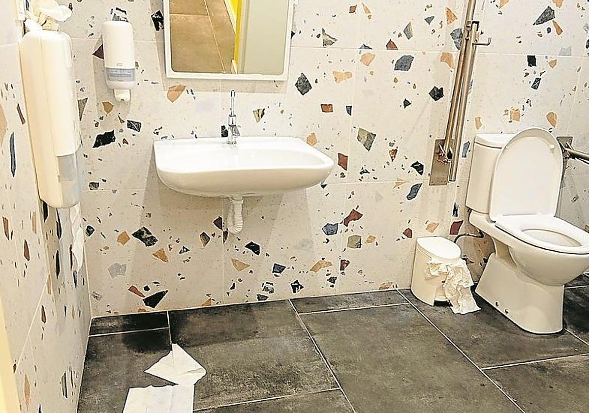 Los baños de Olaran muestran un uso incorrecto de los servicios.