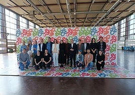 Azokako antolatzaileak, erakunde babesle eta kolaboratzaileetako ordezkariak, eta aurtengo iruditegiaren egilea, Iratxe Reparaz (erdian),