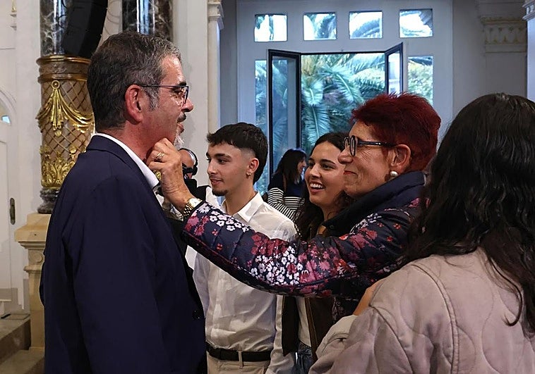 Eneko Goia recibe el saludo de su tía, Conchita Laso.