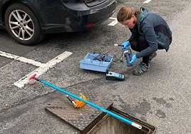Ainhoa Lekuona preparando el muestreo en la zona de control