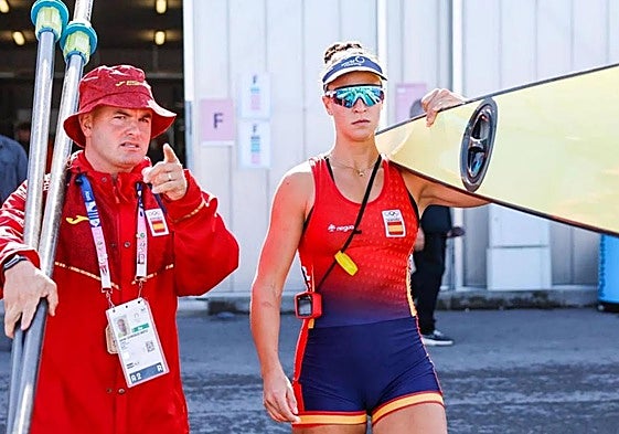 Una de las remeras implicadas, Esther Briz, acompaña a un técnico de la selección española durante los últimos Juegos OIímpicos en París 2024.