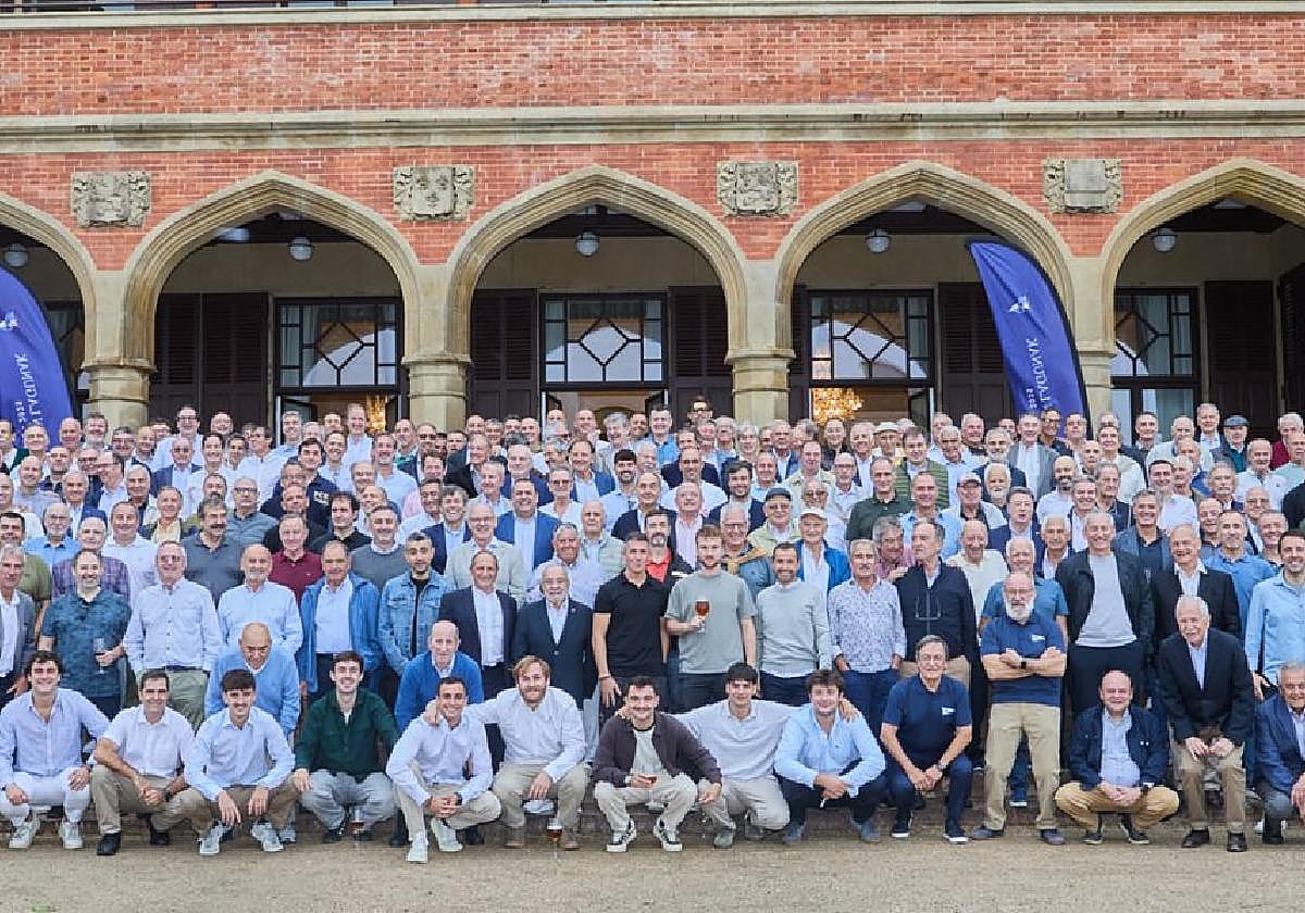 El numeroso grupo de socios que acudió al banquete se fotografió en las escaleras del Palacio Miramar.