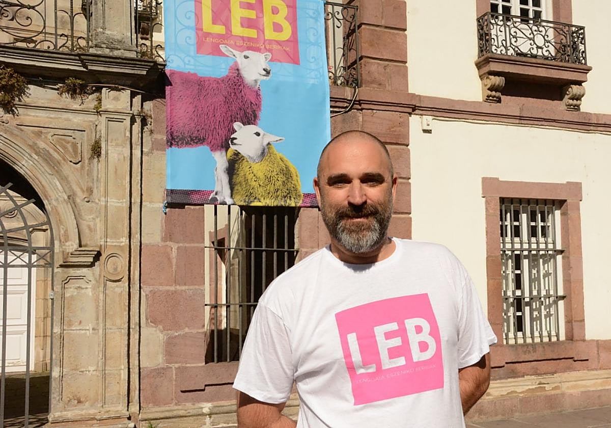 Asier Andueza ante Arizkunenea, la casa de cultura de Elizondo donde tendrán lugar las mesas redondas.