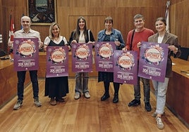 Representantes municipales y del sector servicios, ayer, durante la presentación de la campaña.